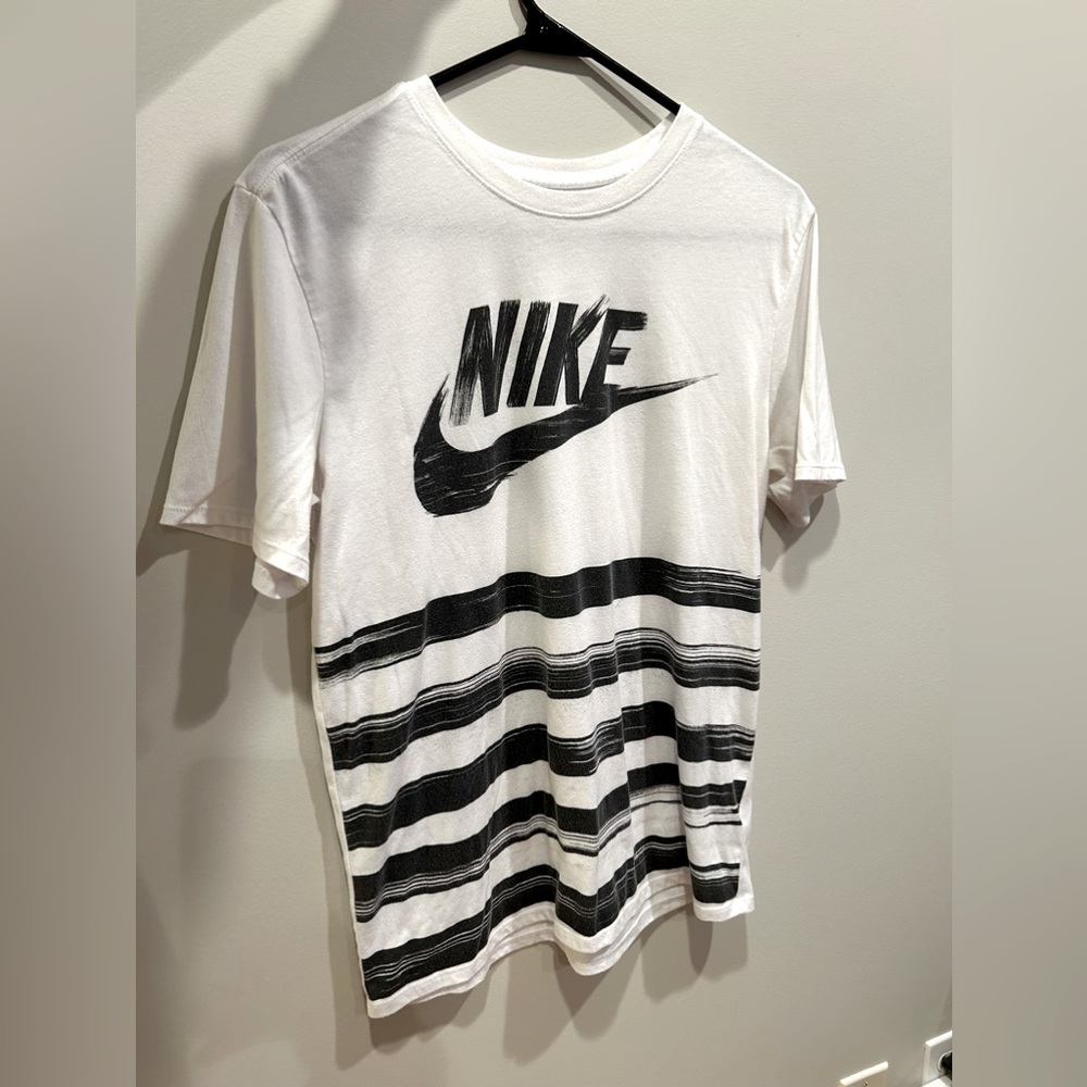 Men’s Medium White Nike shirt